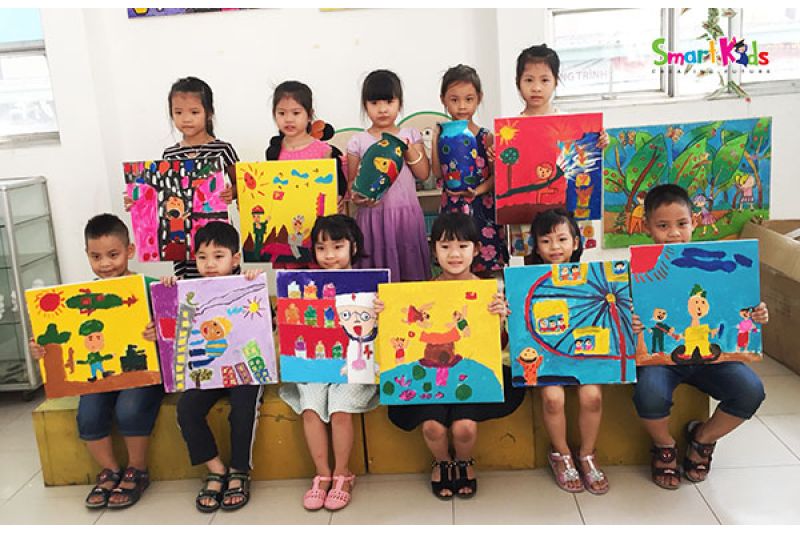 Siêu đáng yêu với bộ ảnh các bé mầm non quận Tân Bình say mê trổ tài hội họa