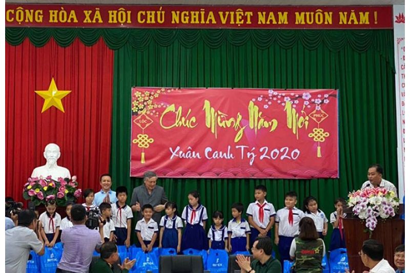 Trao 300 phần quà mang Tết ấm no tới người dân khó khăn Đảo Thổ Chu (Phú Quốc)