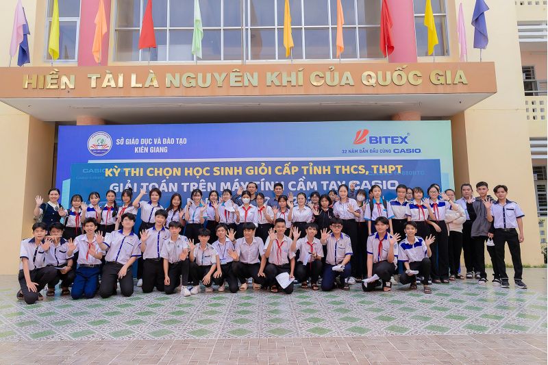 Gần 500 học sinh Kiên Giang hào hứng tranh tài ở kỳ thi học sinh giỏi toán trên máy tính cầm tay