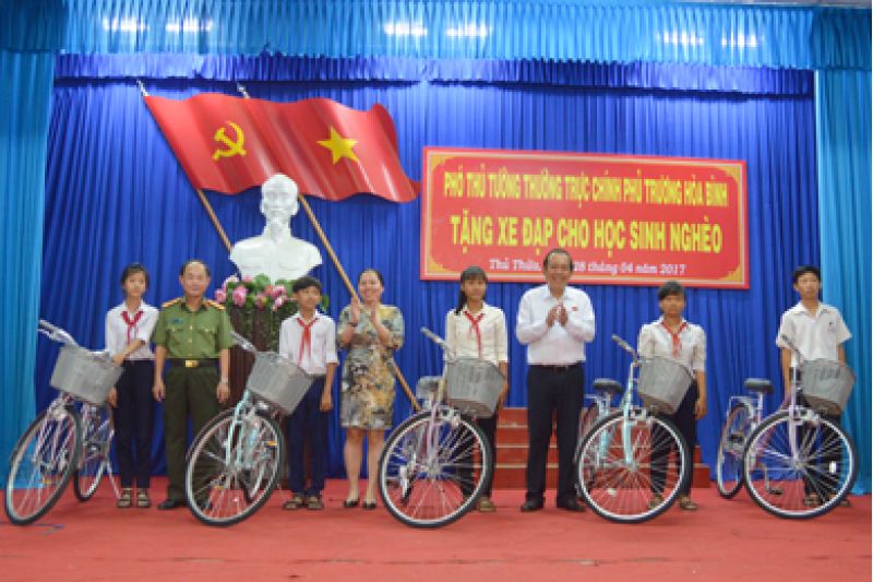 BITEX tặng xe đạp cho học sinh nghèo hiếu học tại Long An