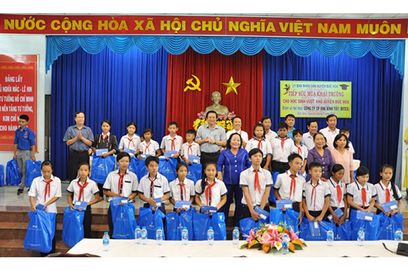 BITEX trao 200 phần quà cho học sinh vượt khó - hiếu học nhân dịp 1.6 tại Long An