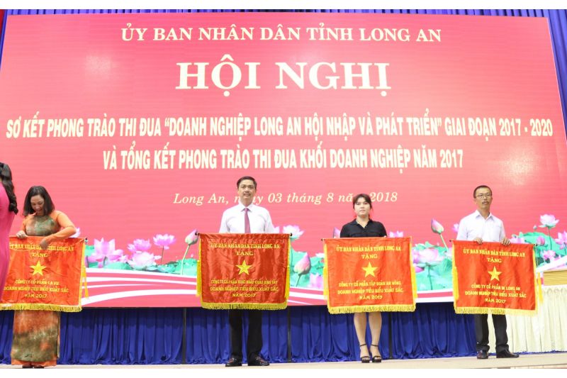 Vừa ra mắt sản phẩm mới, BITEX nhận Kỷ niệm chương và Cờ thi đua doanh nghiệp tiêu biểu xuất sắc của Chủ Tịch UBND Tỉnh Long An