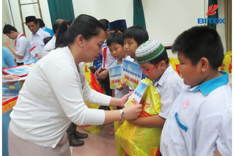 BITEX cùng Phó Thủ tướng Trương Hòa Bình tặng quà học sinh dân tộc Chăm TP.HCM