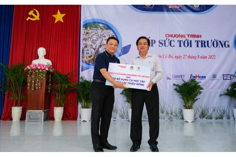 300 phần quà dụng cụ học tập dành tặng các em học sinh khó khăn tại Cần Thơ