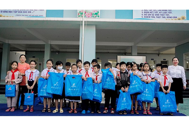 BITEX Group trao 100 phần quà cho học sinh khó khăn tại Trường Tiểu học Hồng Đức