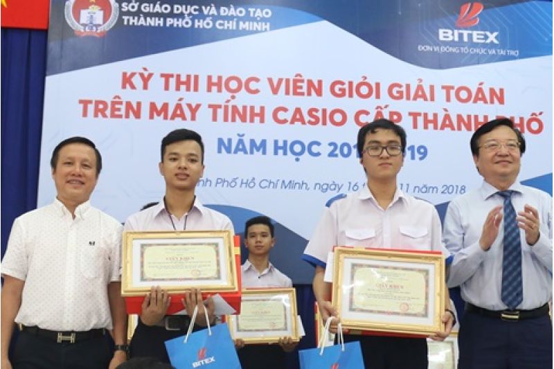 Quán quân mượn bạn fx-580VN X để đi thi Giải toán nhanh trên máy tính Casio