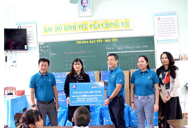 BITEX Group trao 1.000 phần quà cho học sinh ở Huế, Quảng Trị, Quảng Bình đến trường sau bão lũ