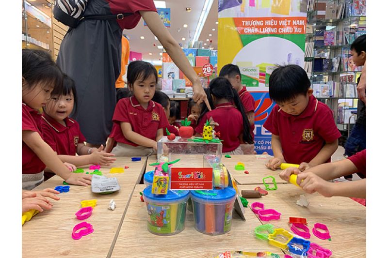 Học sinh hứng thú sáng tạo bằng bột nặn, đất nặn Smartkids ngay tại nhà sách