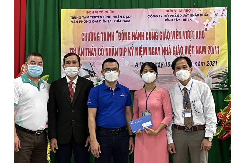 “Đồng hành cùng giáo viên vượt khó” trao hỗ trợ cho giáo viên Quảng Trị - Quảng Bình
