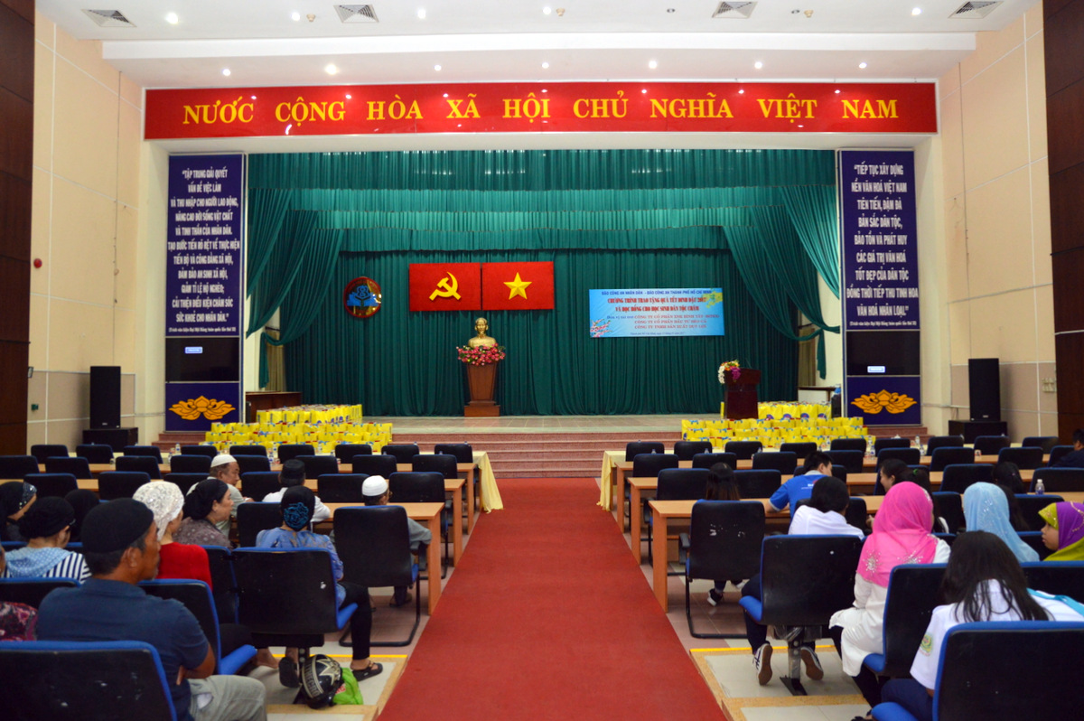 Bitex tặng quà Tết cùng Thủ tướng Trương Hoà Bình