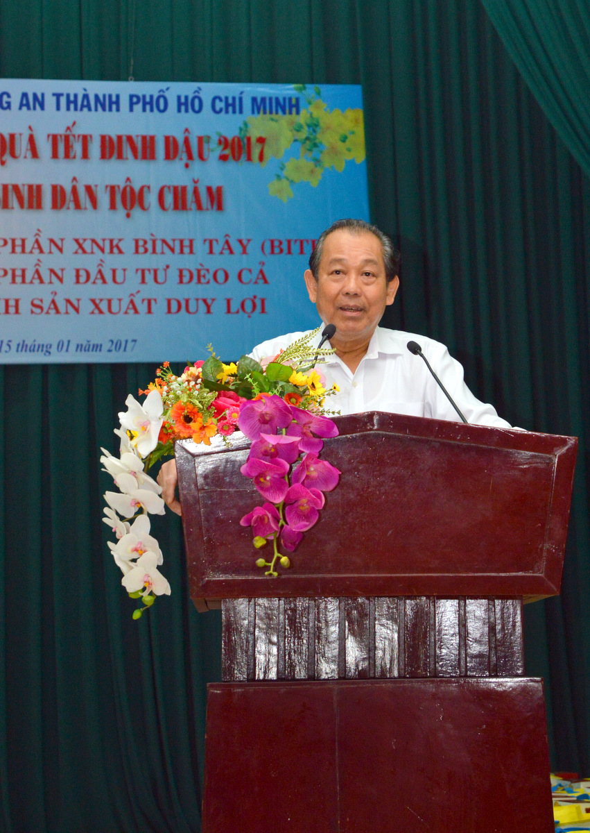 Bitex trao quà tết cho đồng bào người Chăm cùng Phó Thủ tướng Trương Hoà Bình