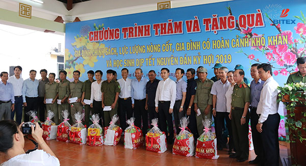 pho-thu-tuong-trao-qua-cho-nguoi-ngheo-a