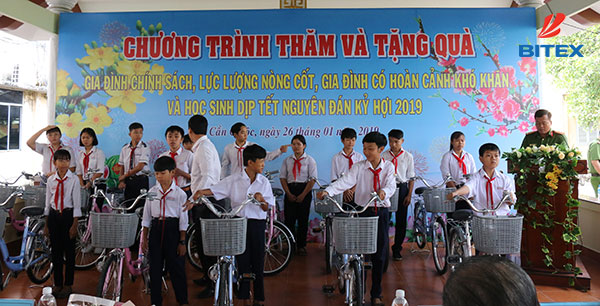 pho-thu-tuong-trao-qua-cho-nguoi-ngheo-b