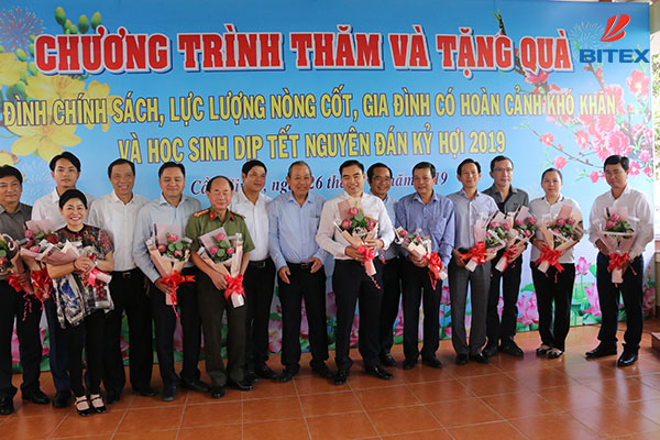 pho-thu-tuong-trao-qua-cho-nguoi-ngheo-c