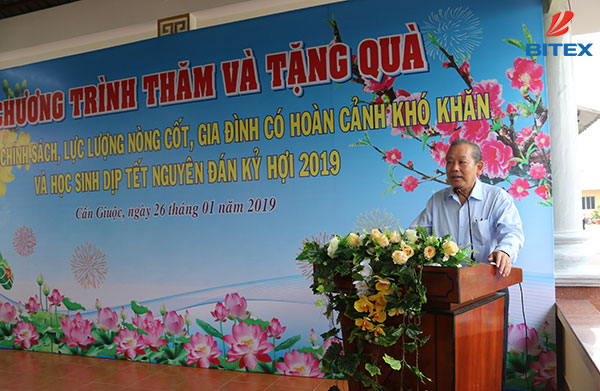 pho-thu-tuong-trao-qua-cho-nguoi-ngheo-d