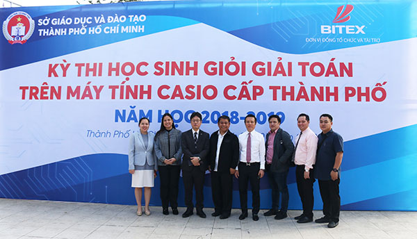 trao-giai-cuoc-thi-giai-toan-tren-may-tinh-cam-tay-Casio-3