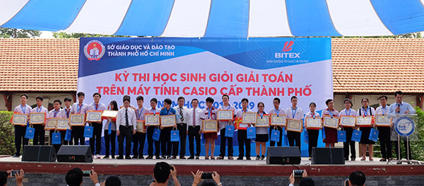 trao-giai-cuoc-thi-giai-toan-tren-may-tinh-cam-tay-Casio-7