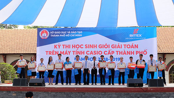 trao-giai-cuoc-thi-giai-toan-tren-may-tinh-cam-tay-Casio_1