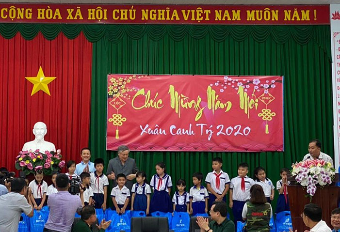 Trao 300 phần quà mang Tết ấm no tới người dân khó khăn Đảo Thổ Chu (Phú Quốc)