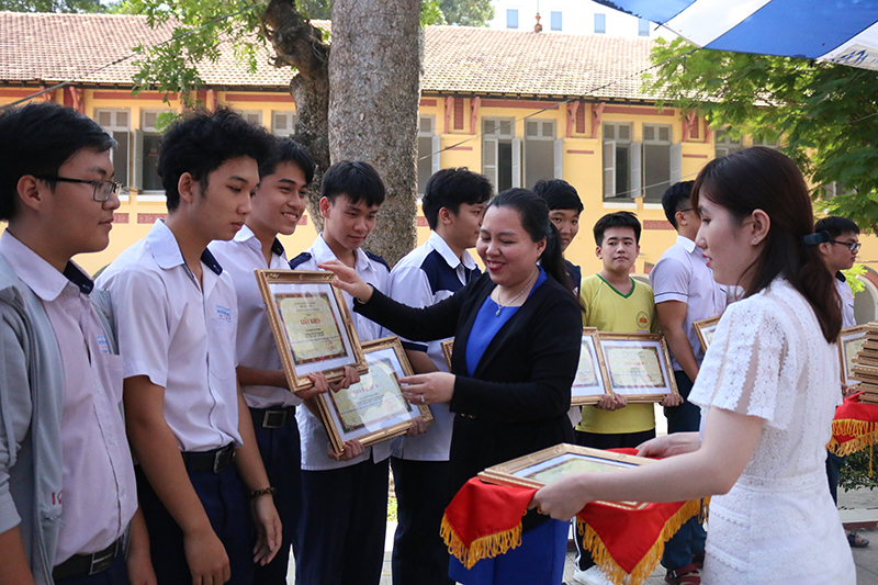 ky-thi-hoc-sinh-gioi-giai-toan-tren-may-tinh-cam-tay-casio_1