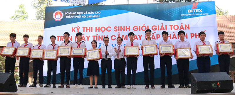 ky-thi-hoc-sinh-gioi-giai-toan-tren-may-tinh-cam-tay-casio_7