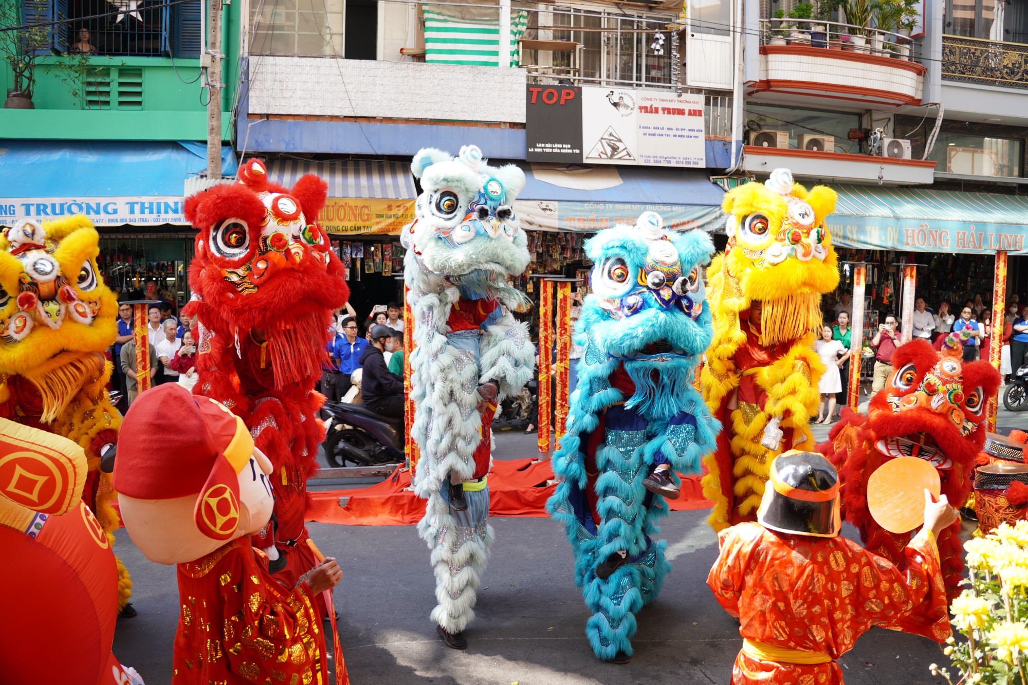 Múa lân - sư - rồng tượng trưng cho may mắn, hạnh phúc, thịnh vượng và mang đến nhiều điềm lành trong năm mới.