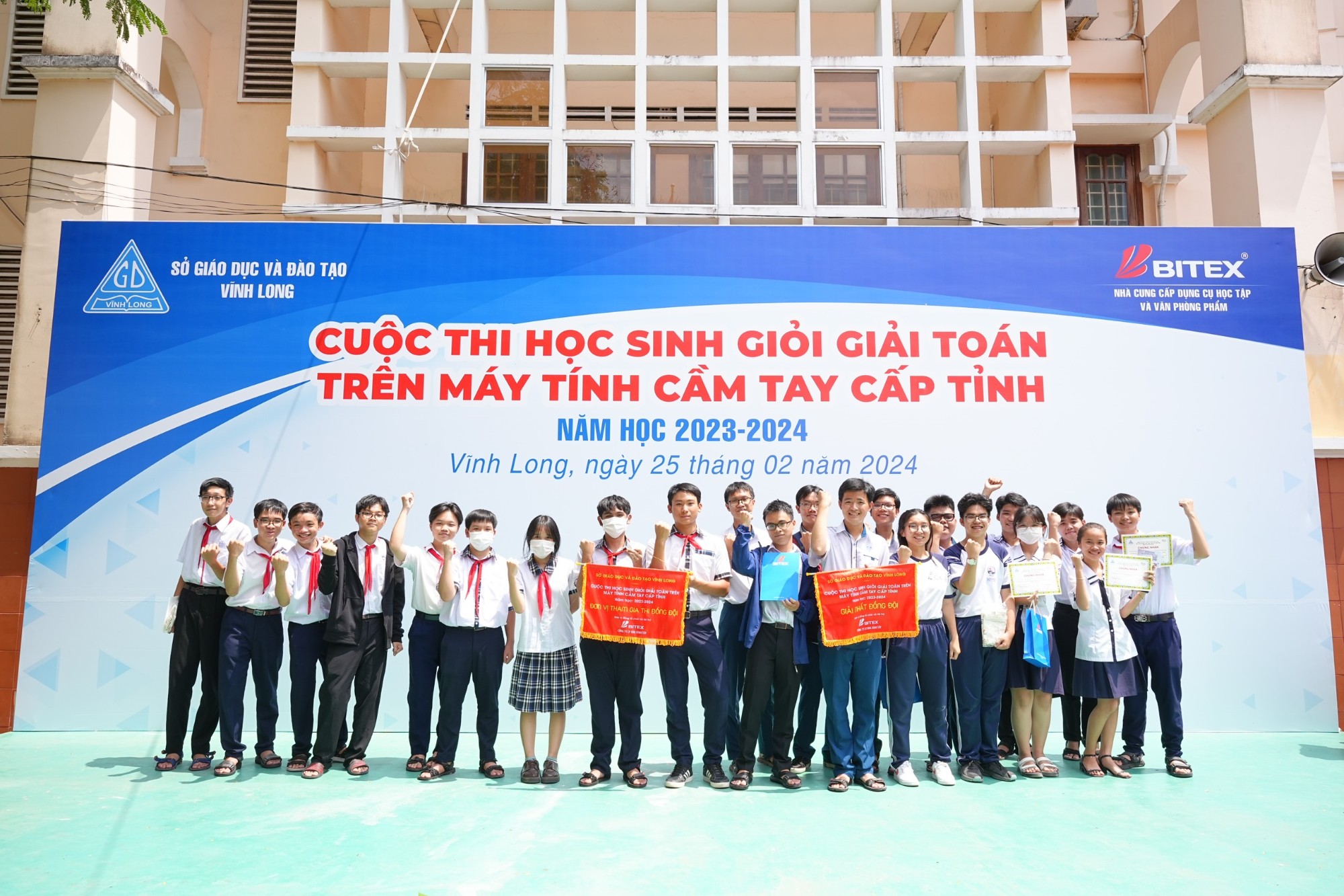 Ban tổ chức trao giải Phần thi đồng đội - một trong những hoạt động trải nghiệm mới lạ của chương trình năm nay