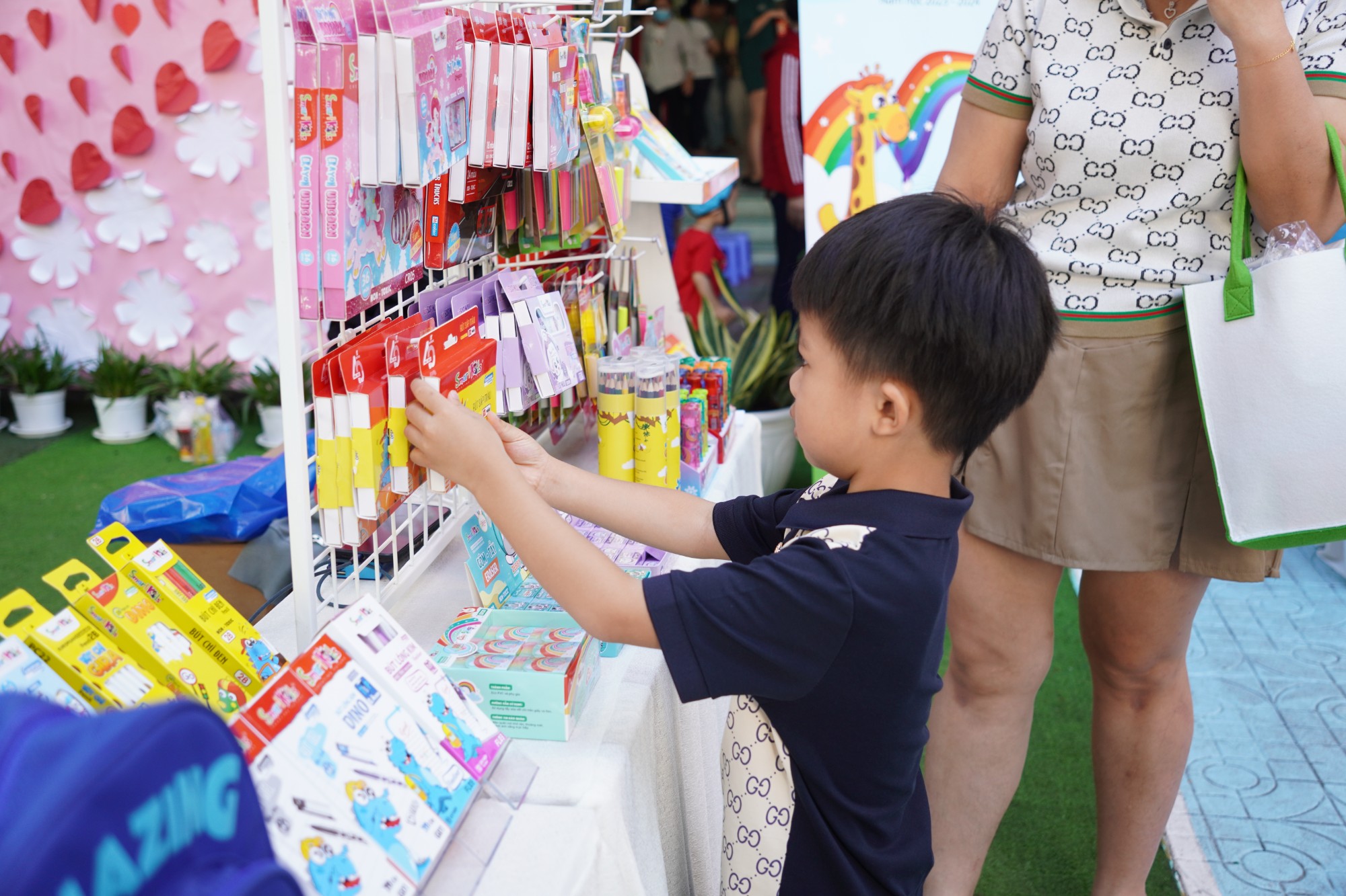 Gian hàng trưng bày sản phẩm từ SmartKids thu hút đông đảo các em và phụ huynh
