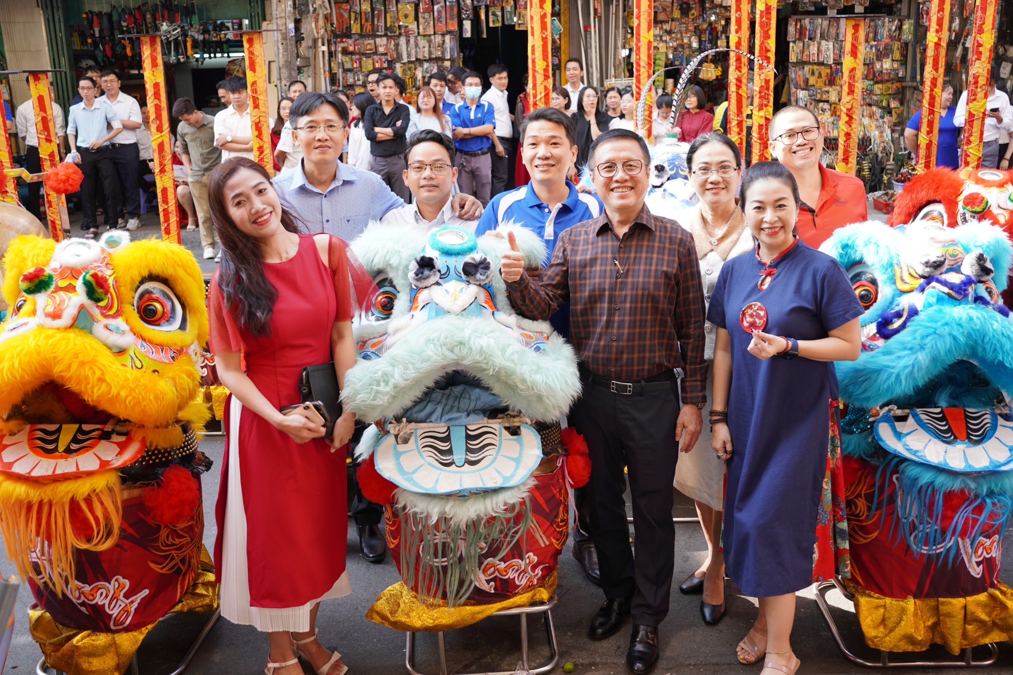 Ông Nguyễn Xuân Dũng, Chủ tịch Hội đồng Quản trị BITEX Group (áo sơ mi sọc caro) chụp ảnh lưu niệm