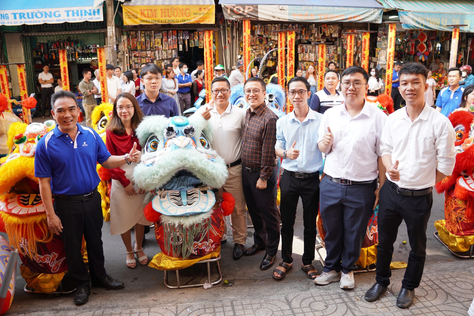 Ông Nguyễn Xuân Dũng, Chủ tịch Hội đồng Quản trị BITEX Group (áo sơ mi sọc caro) chụp ảnh lưu niệm cùng cán bộ