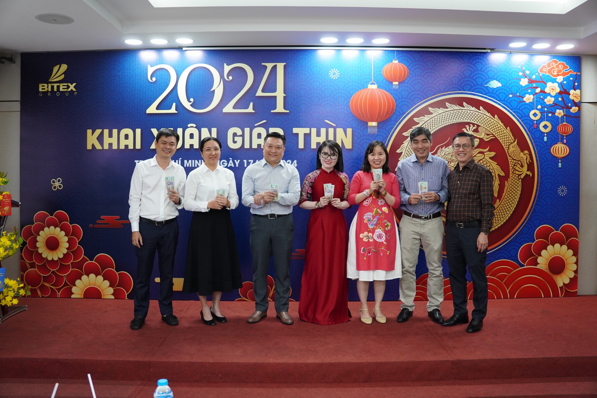 Ông Nguyễn Xuân Dũng, Chủ tịch Hội đồng Quản trị BITEX Group (ngoài cùng bên phải) lì xì đầu năm cho đại diện Ban Tổng Giám đốc Công ty Bitex và Công ty Anh Khuê Watch