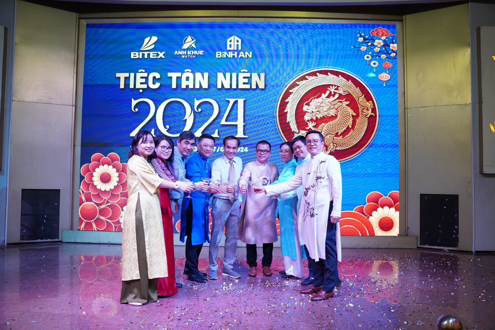 Chủ tịch Hội đồng Quản trị BITEX Group, ông Nguyễn Xuân Dũng (ngoài cùng bên phải), cùng Thành viên Hội đồng Quản trị BITEX Group, ông Nguyễn Văn Thiện (thứ 5 từ trái sang) thực hiện phần khai tiệc cùng Ban Lãnh đạo Công ty Bitex và Công ty Anh Khuê Watch 
