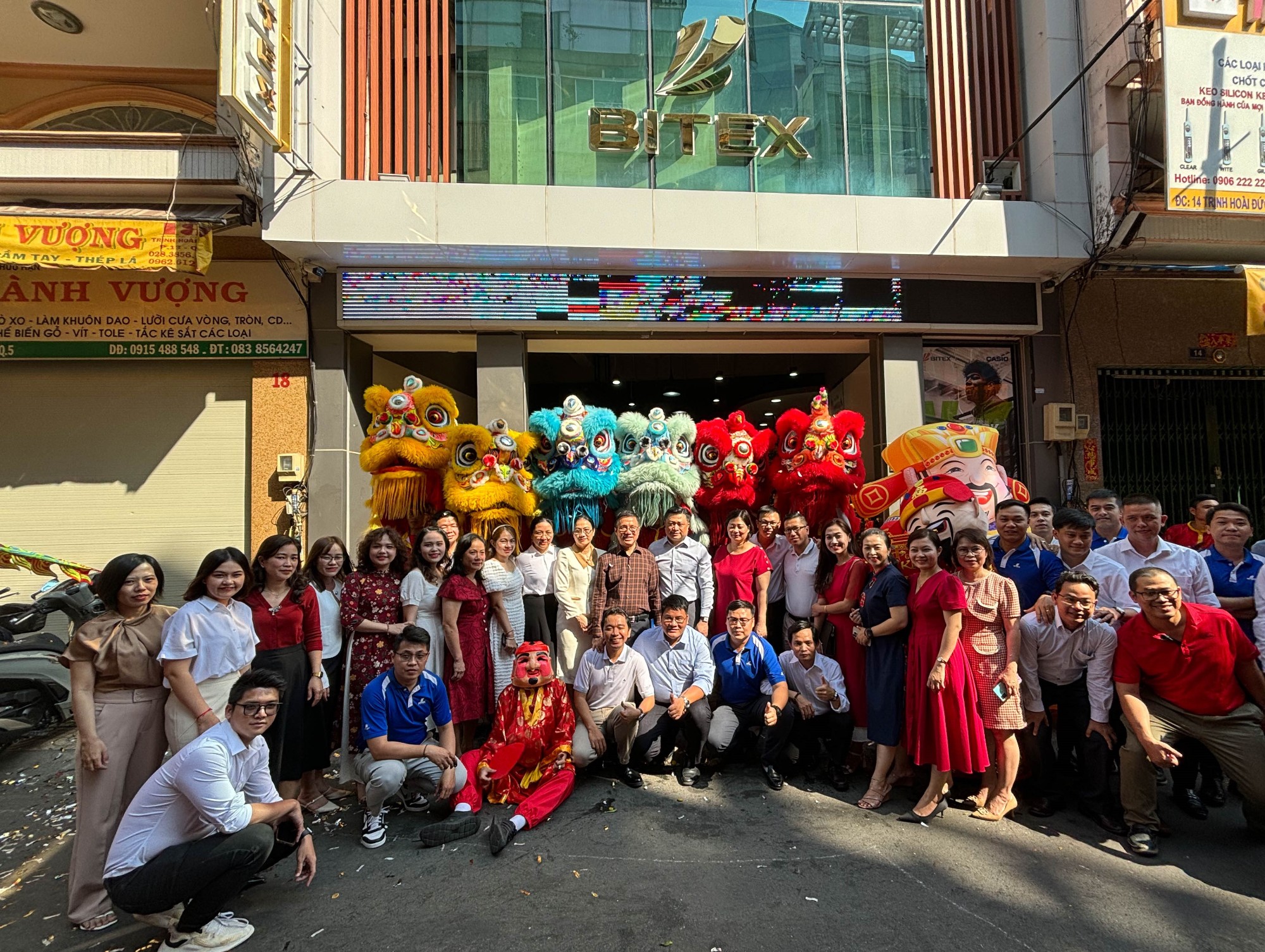 Ông Nguyễn Xuân Dũng, Chủ tịch Hội đồng Quản trị BITEX Group (áo sơ mi sọc caro) chụp ảnh lưu niệm cùng cán bộ nhân viên