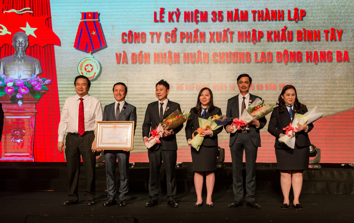 Bí thư Tỉnh ủy tỉnh Long An Phạm Văn Rạnh tặng bằng khen cho BITEX