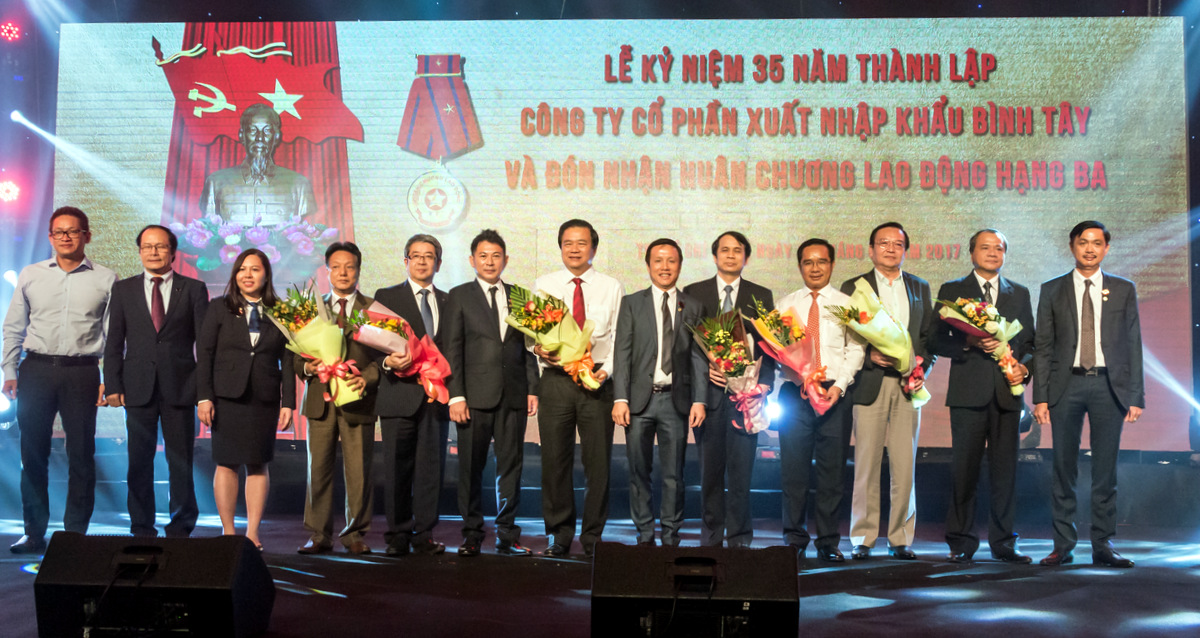 Đại diện công ty và các lãnh đạo Nhà nước, tỉnh Long An, Bộ GD & ĐT