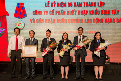 BITEX đón nhận huân chương lao động và cờ thi đua chính phủ nhân kỷ niệm 35 năm