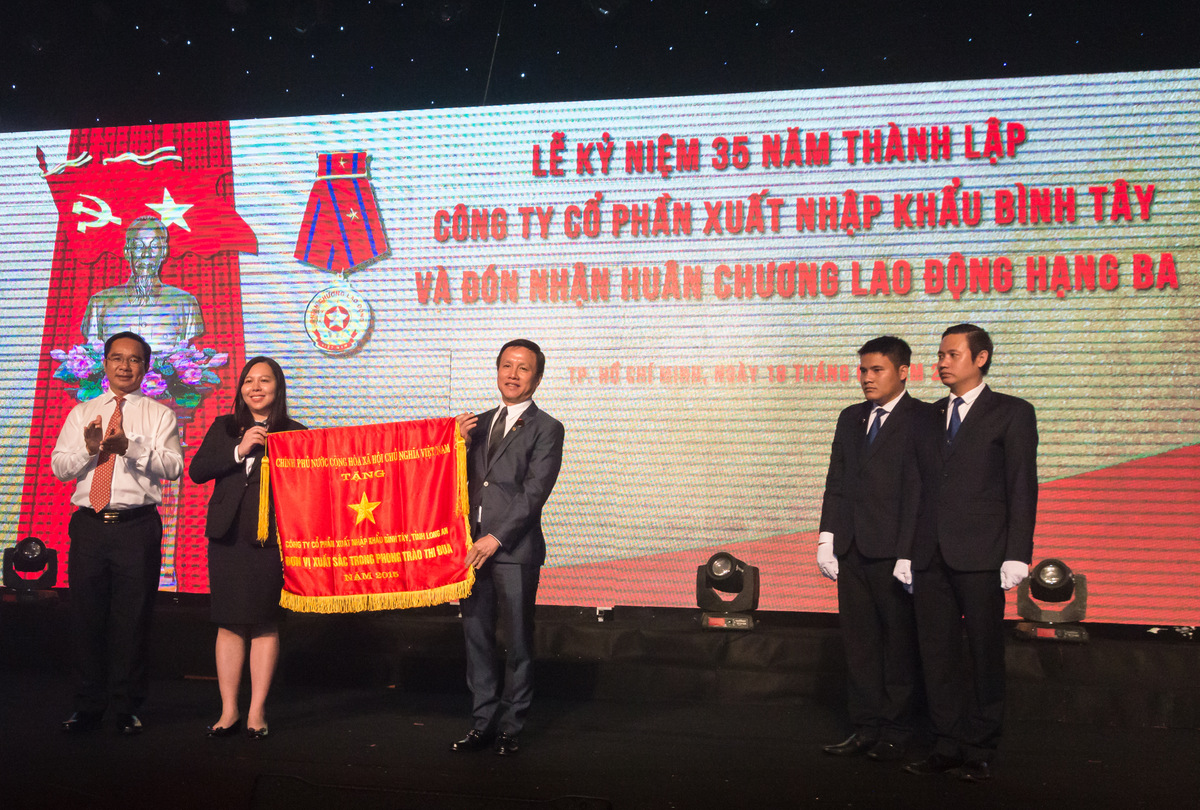 Lãnh đạo BITEX nhận Cờ thi đua Chính phủ