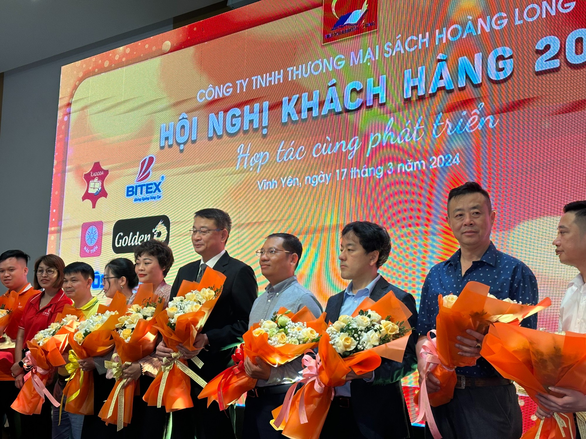Nhà Phân phối tặng hoa cho các doanh nghiệp tham dự chương trình