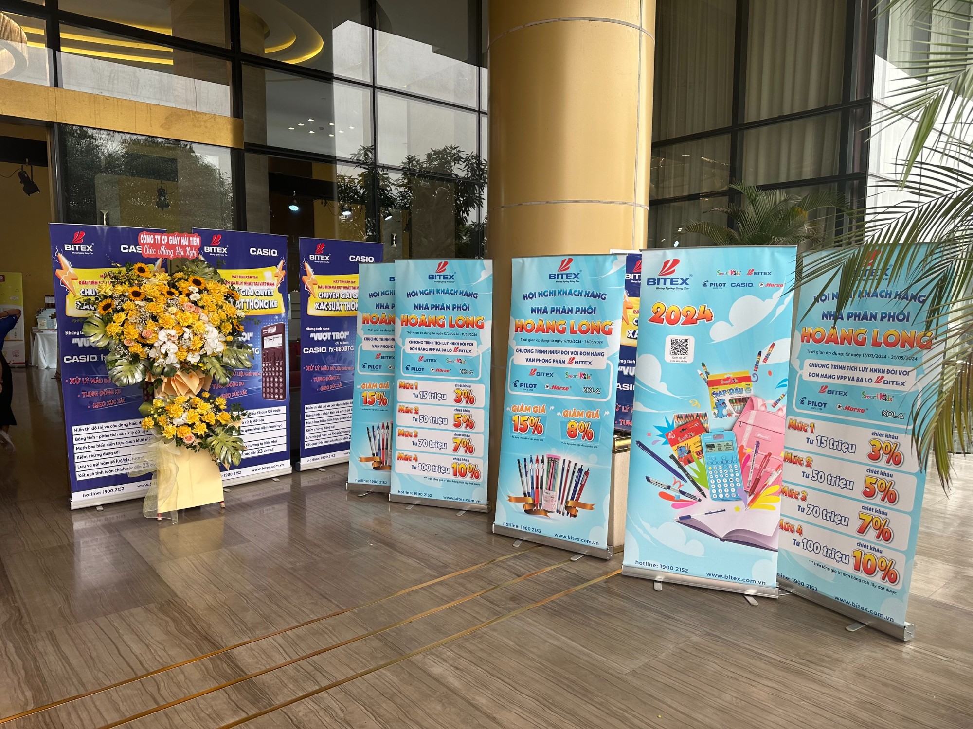 Không gian trưng bày các gian hàng của BITEX  với 4 nhãn hàng: máy tính khoa học Casio, bút viết Pilot, học cụ Smartkids và văn phòng phẩm BITEX