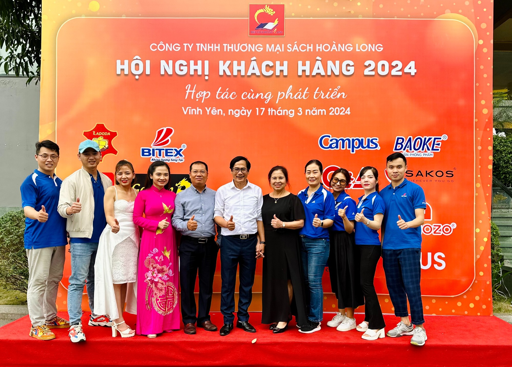 Ông Trần Quang Long - Phó Tổng Giám đốc Công ty BITEX chụp hình cùng Ông Nguyễn Thủy Long - Giám đốc Nhà Phân phố