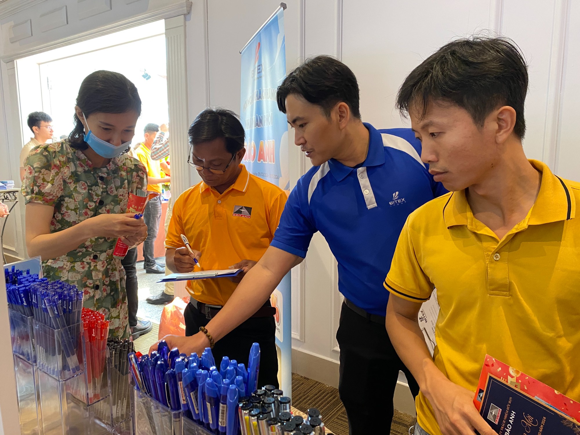 Gian hàng trưng bày của các nhãn hàng từ BITEX nhận được nhiều sự quan tâm của các Nhà phân phối, đại lý tham dự sự kiện