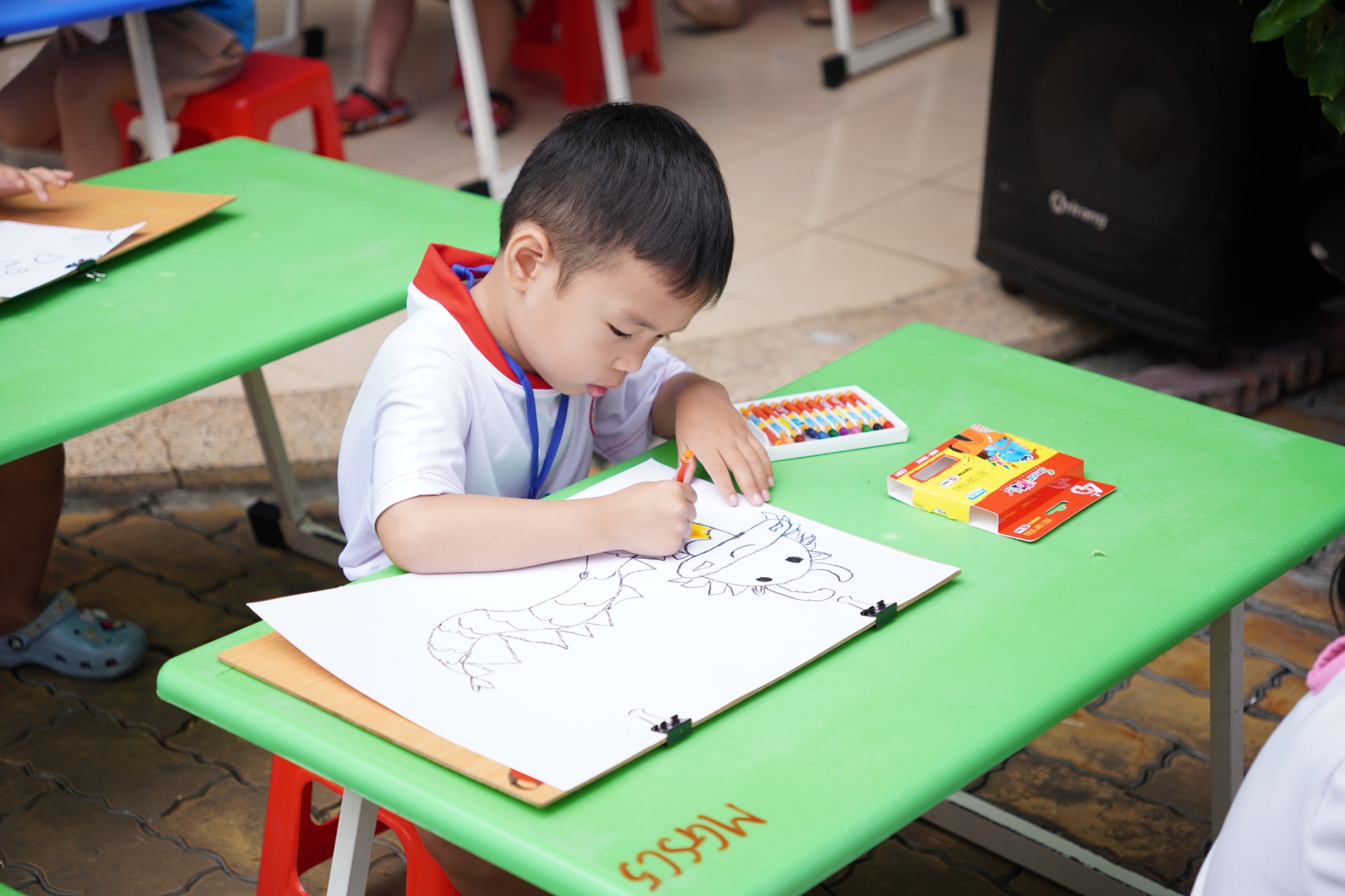 Thí sinh sử dụng sản phẩm bút màu chất lượng Châu  u từ nhà tài trợ đồng hành SmartKids