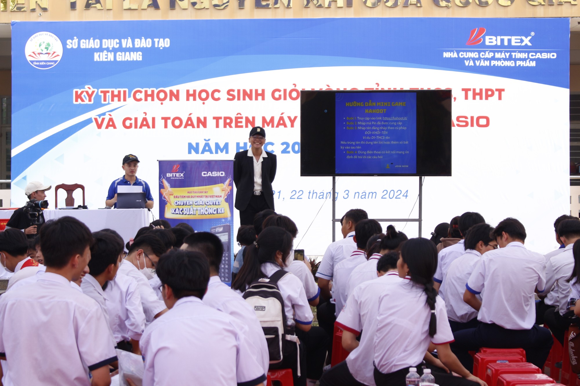 Với nhiều hoạt động thú vị, sân trường biến cuộc thi thành một dịp đặc biệt, tổ chức như một ngày hội đầy sắc màu