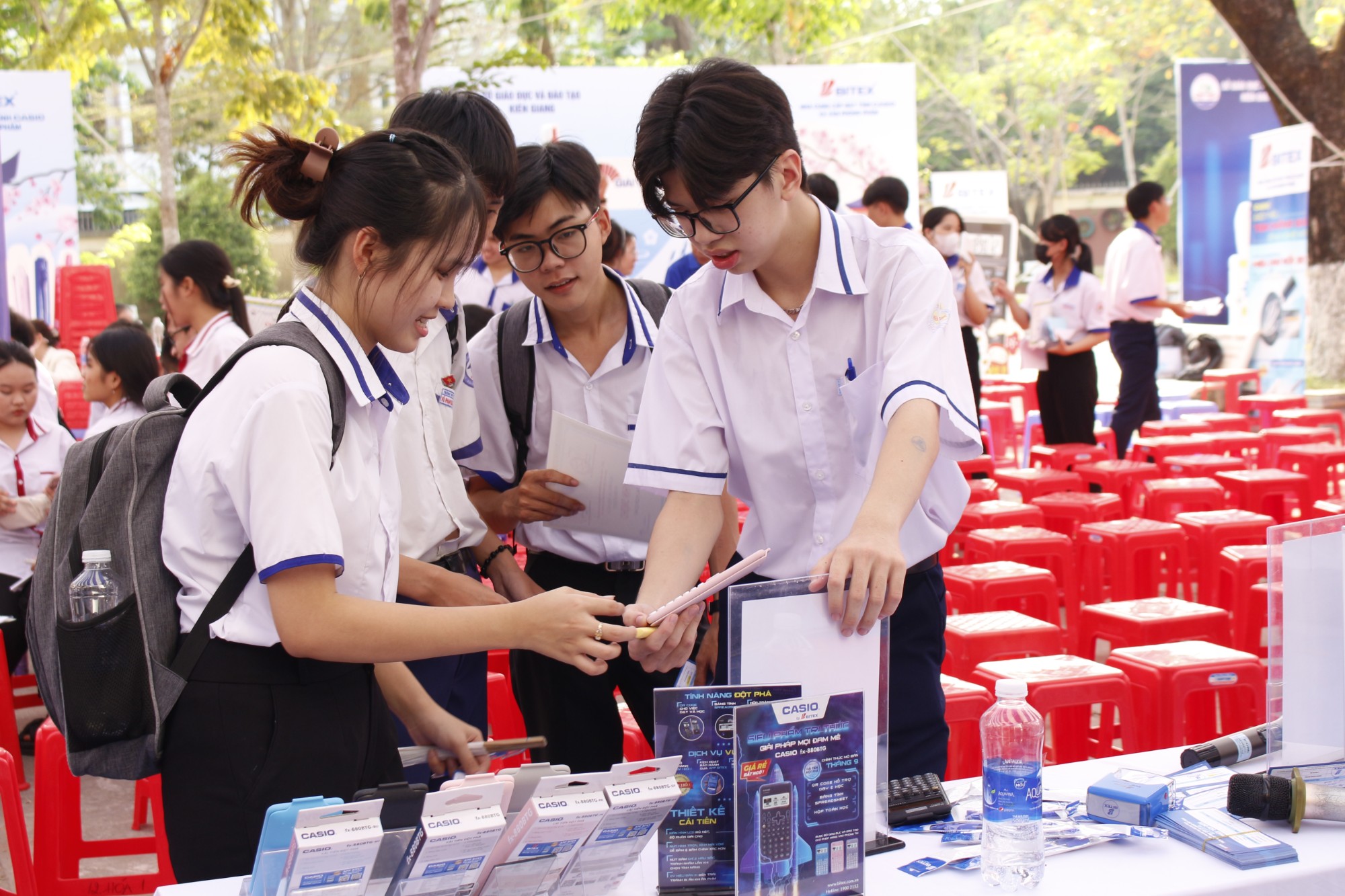 Sân trường sôi động với nhiều sự kiện hấp dẫn, biến cuộc thi trở thành một ngày hội đầy ý nghĩa