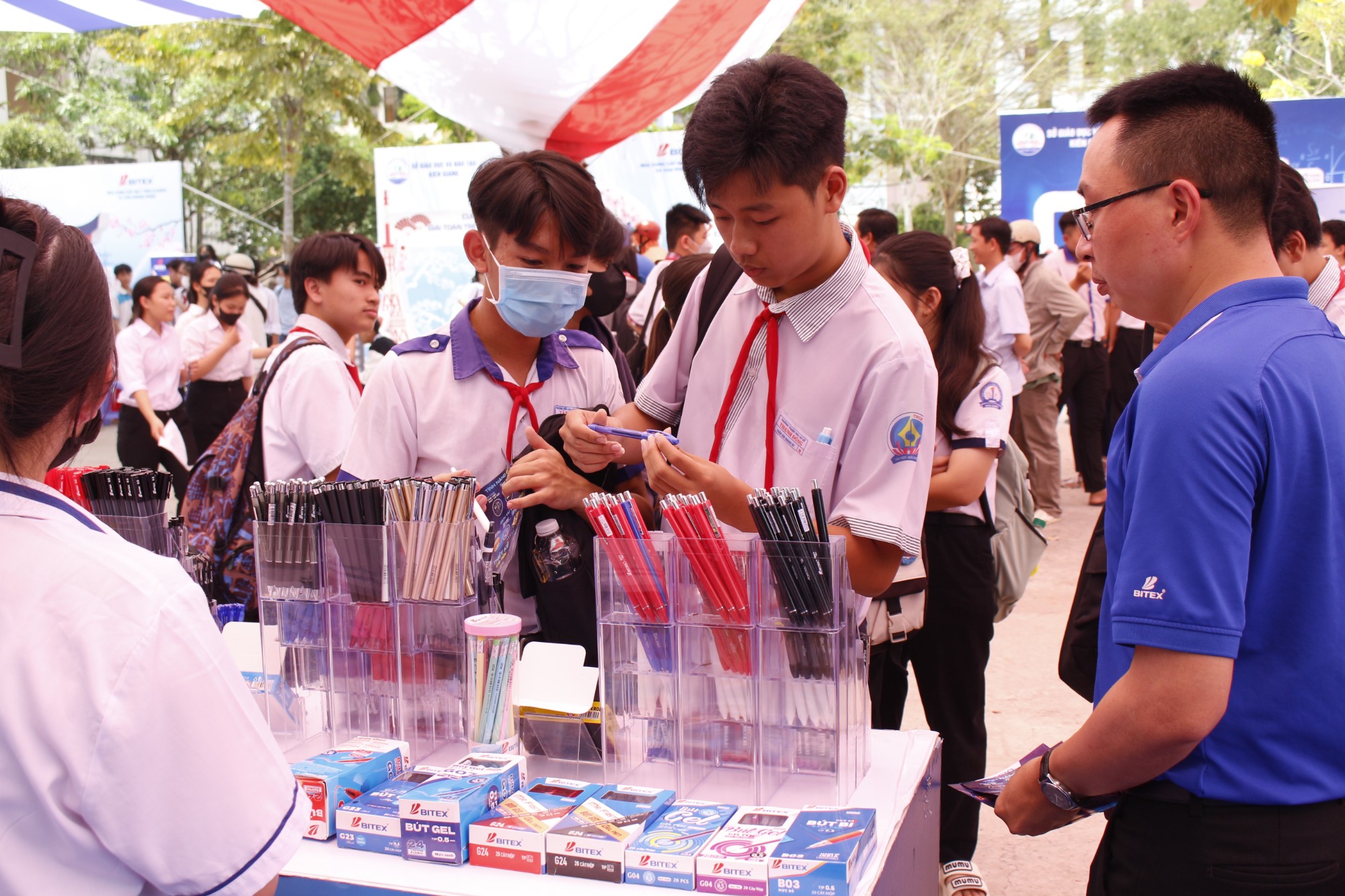 Cuộc thi trên sân trường được thăng hoa với nhiều sự kiện hấp dẫn, tạo nên một ngày hội sôi động và đáng nhớ