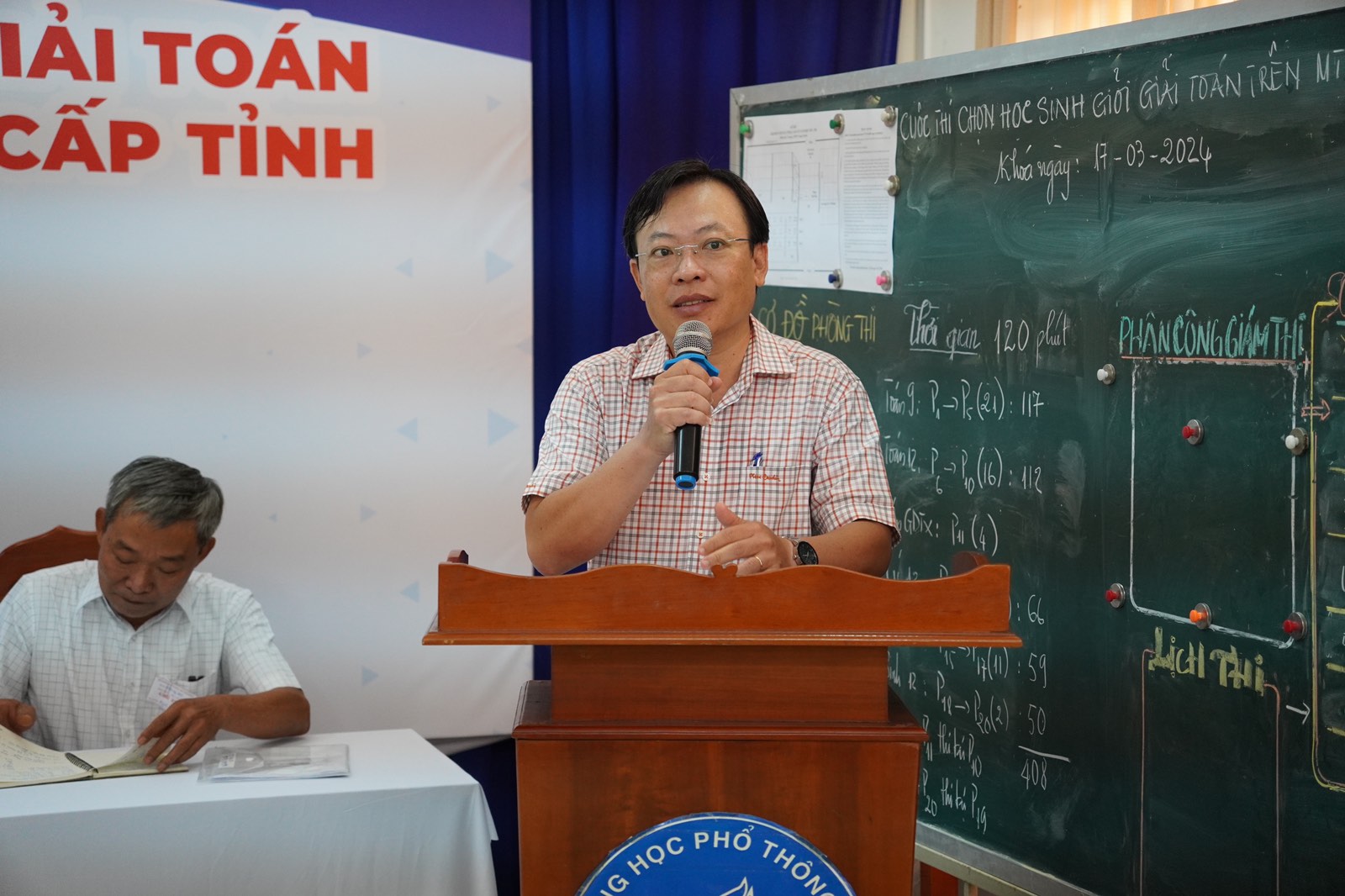 Thầy Trần Tuấn Khanh, Phó Giám đốc Sở Giáo dục & Đào tạo tỉnh An Giang phát biểu khai mạc cuộc thi “Học sinh giỏi giải toán trên máy tính cầm tay” cấp tỉnh An Giang lần thứ 14