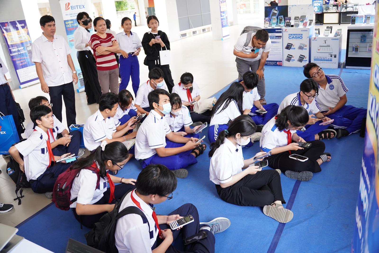 Hoạt động minigame của các gian hàng Casio, Pilot, Văn phòng phẩm BITEX thu hút nhiều bạn học sinh tham gia trải nghiệm