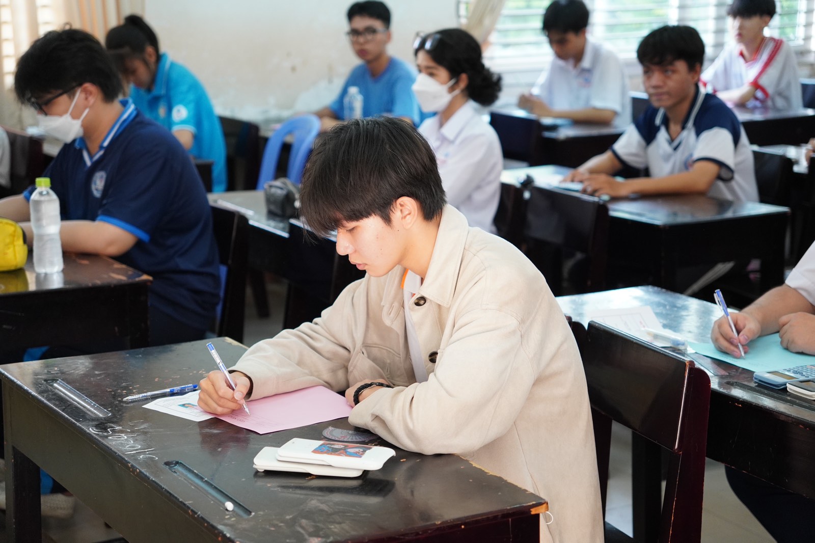 Hoạt động minigame của các gian hàng Casio, Pilot, Văn phòng phẩm BITEX thu hút nhiều bạn học sinh tham gia trải nghiệm
