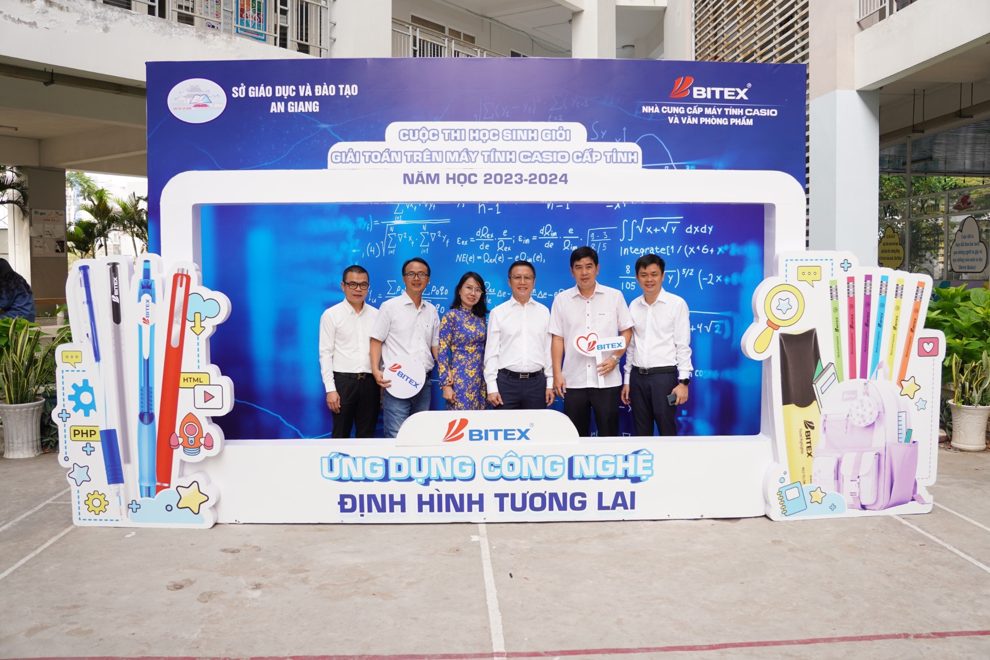 Ban Lãnh đạo Công ty Bitex chụp ảnh lưu niệm tại cuộc thi