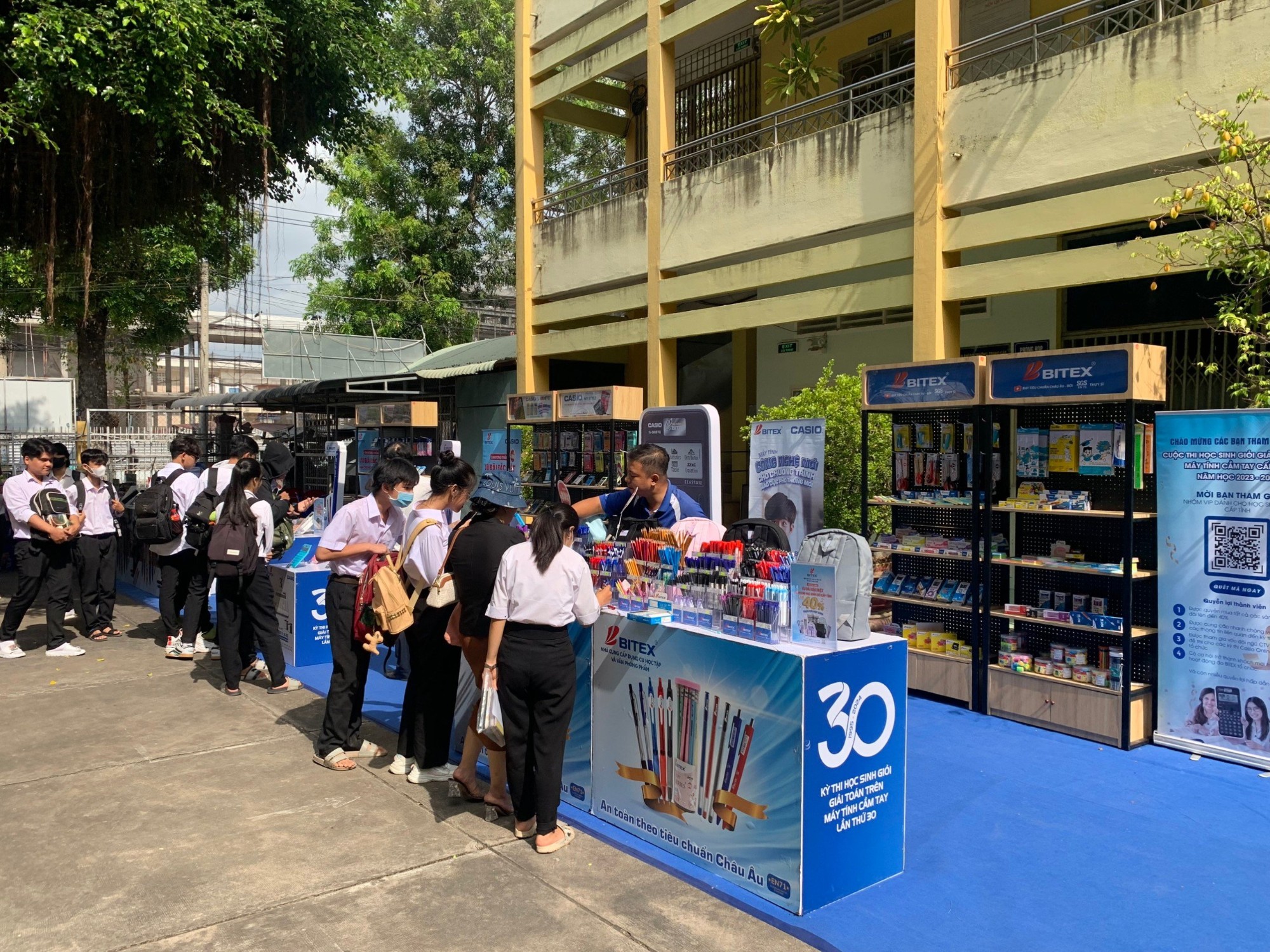 Các em học sinh được trải nghiệm nhiều hoạt động thú vị tại các gian hàng của nhiều thương hiệu: Casio, Pilot, VPP BITEX…